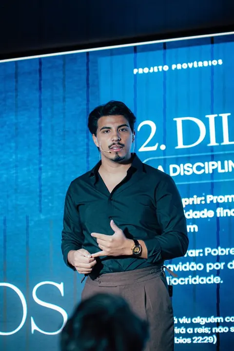 Palestrante diante de painel sobre disciplina