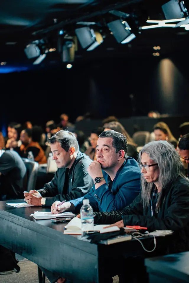 Empresários sentados à mesa durante o evento