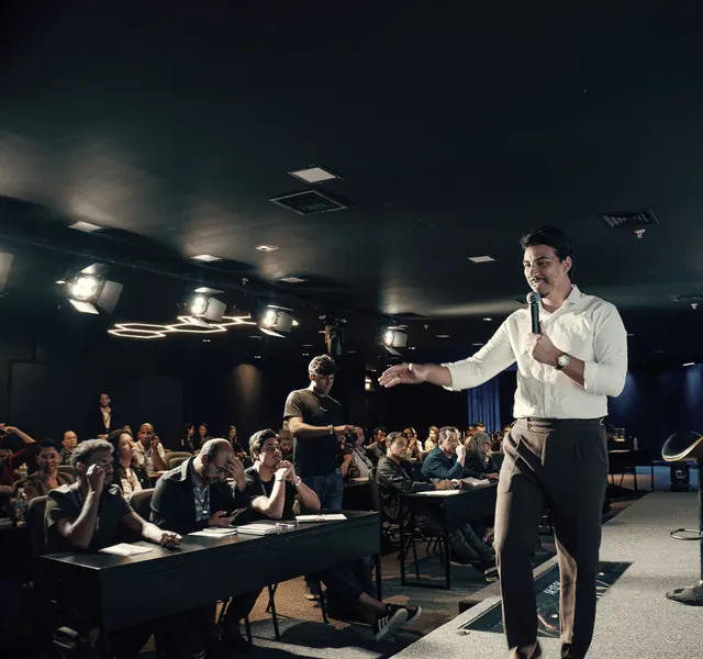 Palestrante falando para a plateia em auditório