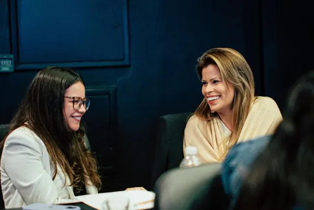 Duas participantes sorrindo durante o evento