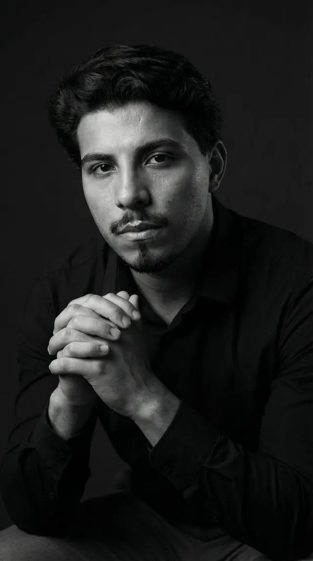 Retrato em preto e branco de empresário com as mãos unidas
